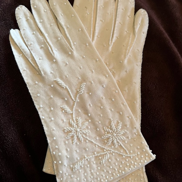 Pair of vintage beaded gloves by Elsie Tu size 7. - Picture 1 of 5